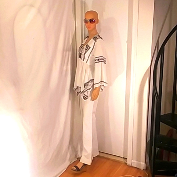 🔥 NWT BCBG white Navy Blue & Tan V-Neck Batwing Horizontal Top. - Picture 6 of 10